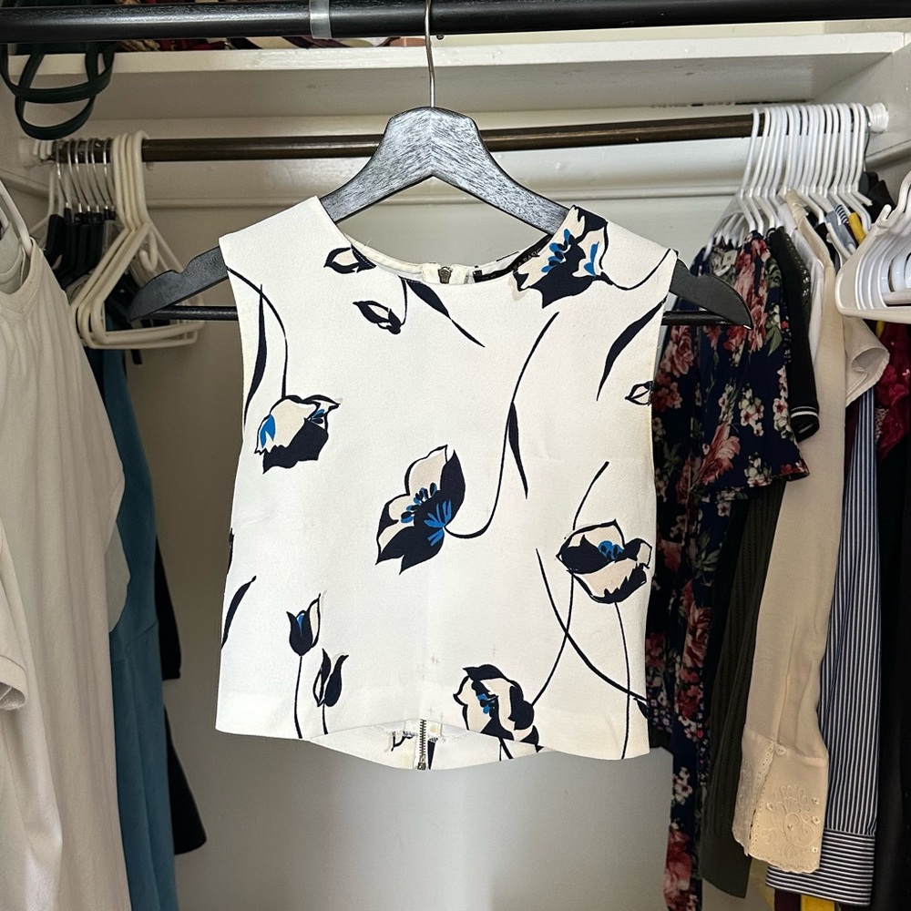 💕3 for $15💕 Zara floral sleeveless top - white and blue